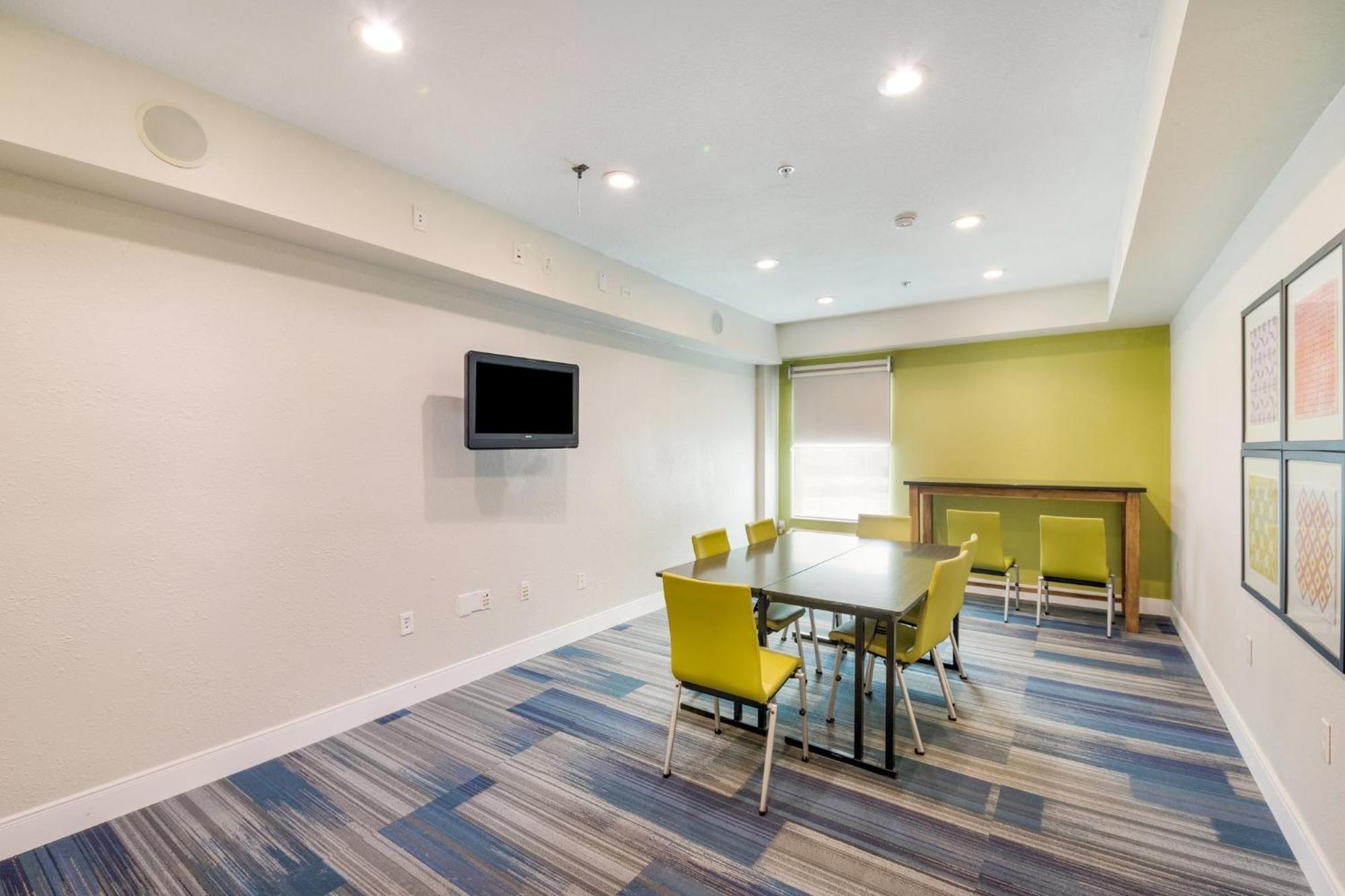 Holiday Inn Express Hotel & Suites Columbus By Ihg Екстер'єр фото