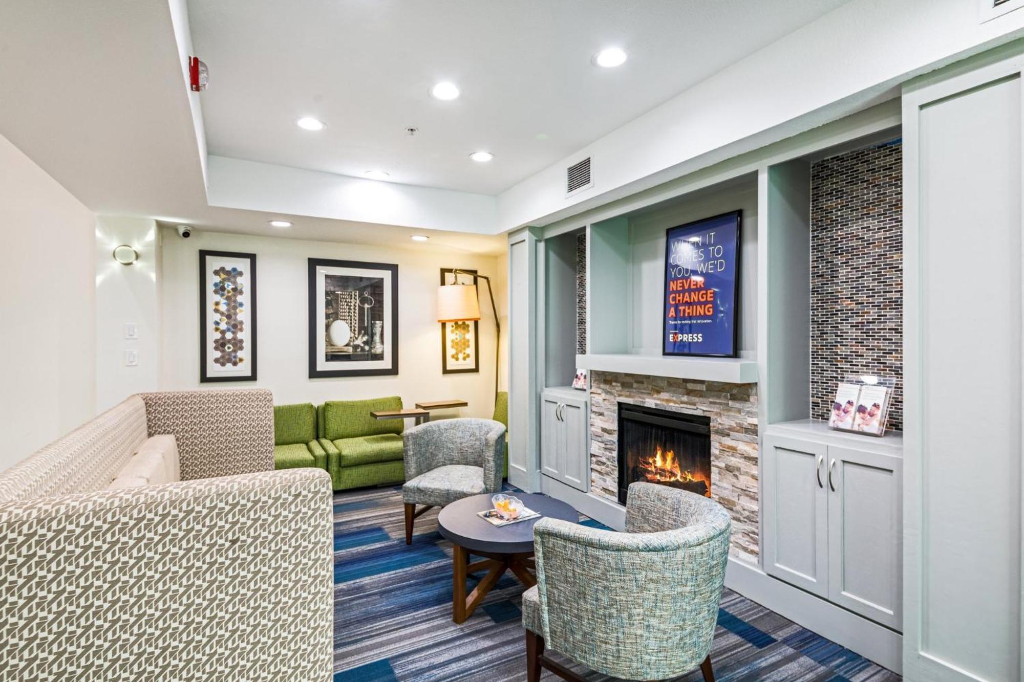 Holiday Inn Express Hotel & Suites Columbus By Ihg Екстер'єр фото