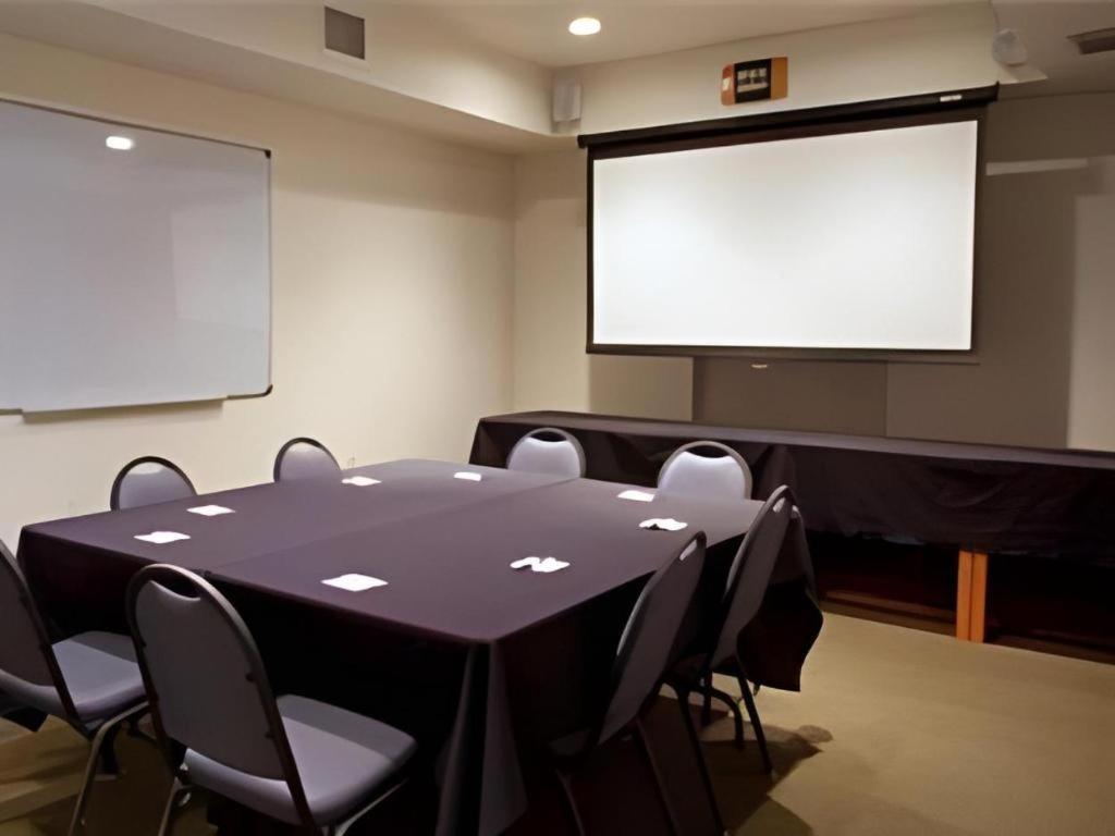 Holiday Inn Express Hotel & Suites Columbus By Ihg Екстер'єр фото