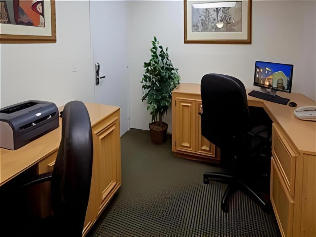 Holiday Inn Express Hotel & Suites Columbus By Ihg Екстер'єр фото