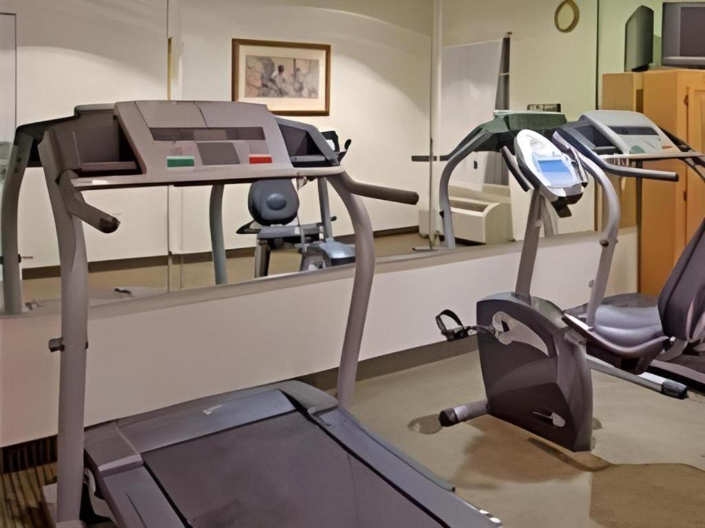 Holiday Inn Express Hotel & Suites Columbus By Ihg Екстер'єр фото