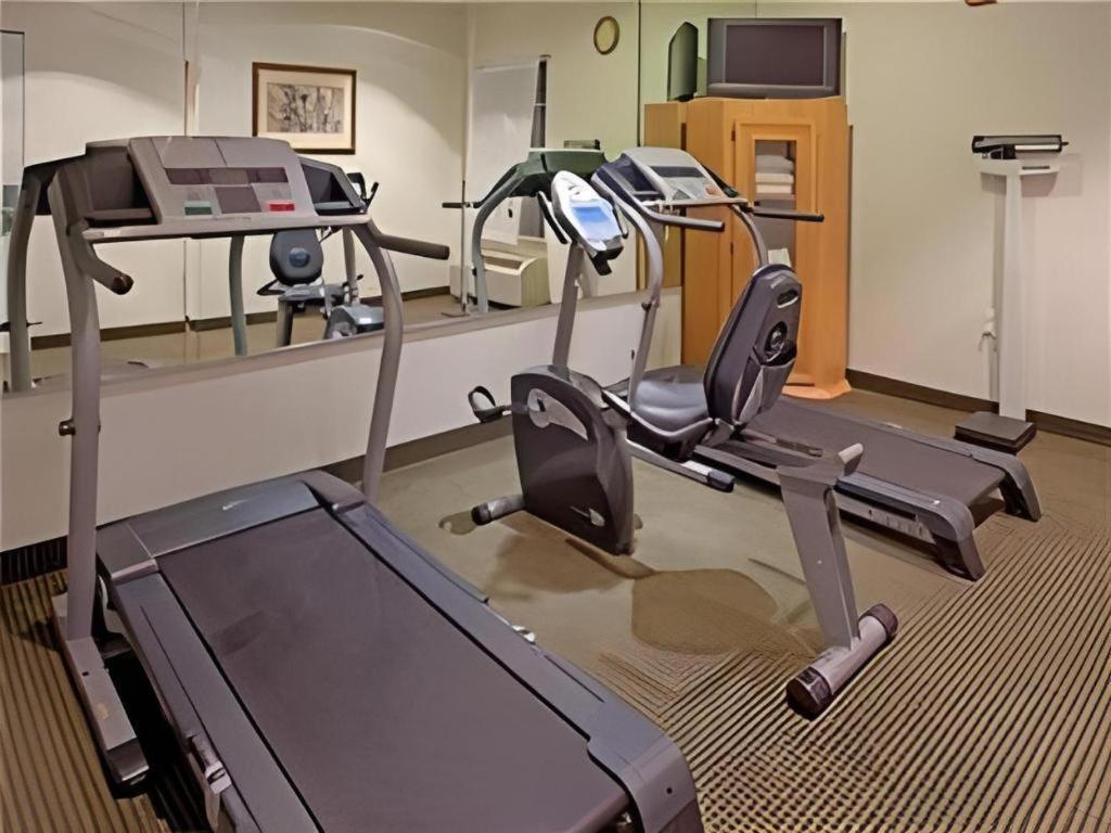 Holiday Inn Express Hotel & Suites Columbus By Ihg Екстер'єр фото