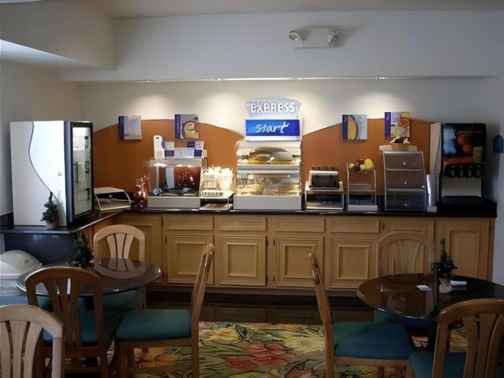 Holiday Inn Express Hotel & Suites Columbus By Ihg Екстер'єр фото