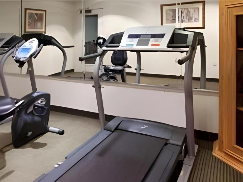 Holiday Inn Express Hotel & Suites Columbus By Ihg Екстер'єр фото