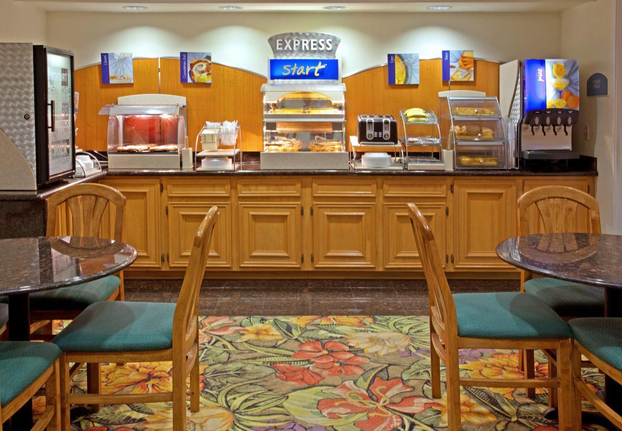 Holiday Inn Express Hotel & Suites Columbus By Ihg Ресторан фото
