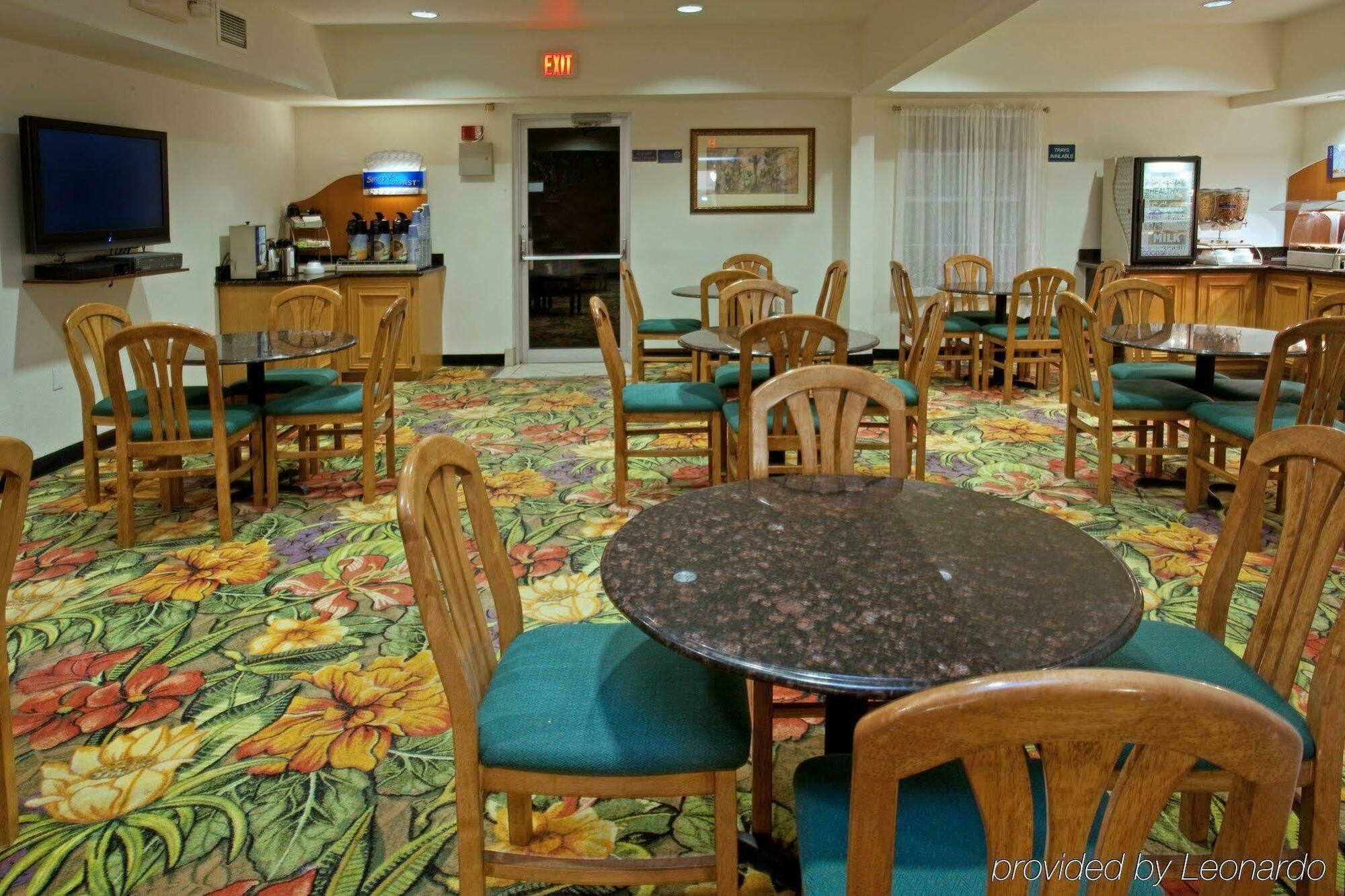 Holiday Inn Express Hotel & Suites Columbus By Ihg Екстер'єр фото